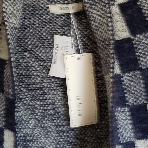 NWT In Style Navy Sweater Asymmetrical hem - Picture 4 of 4